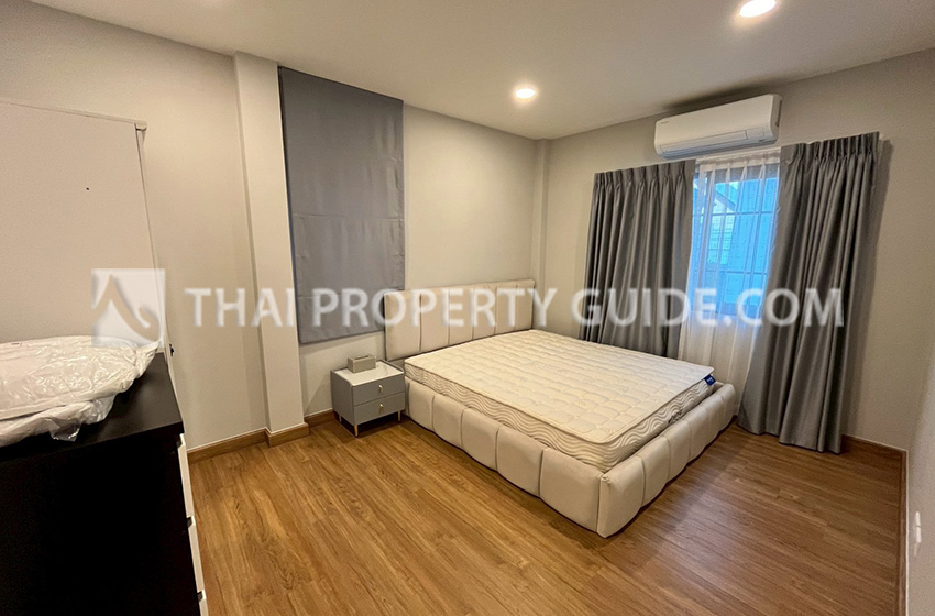 House with Shared Pool in Bangnatrad 